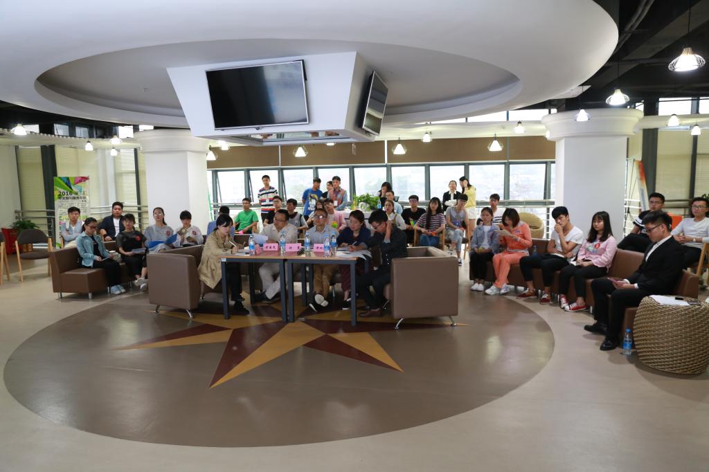 大赛评委正在进行认真地打分